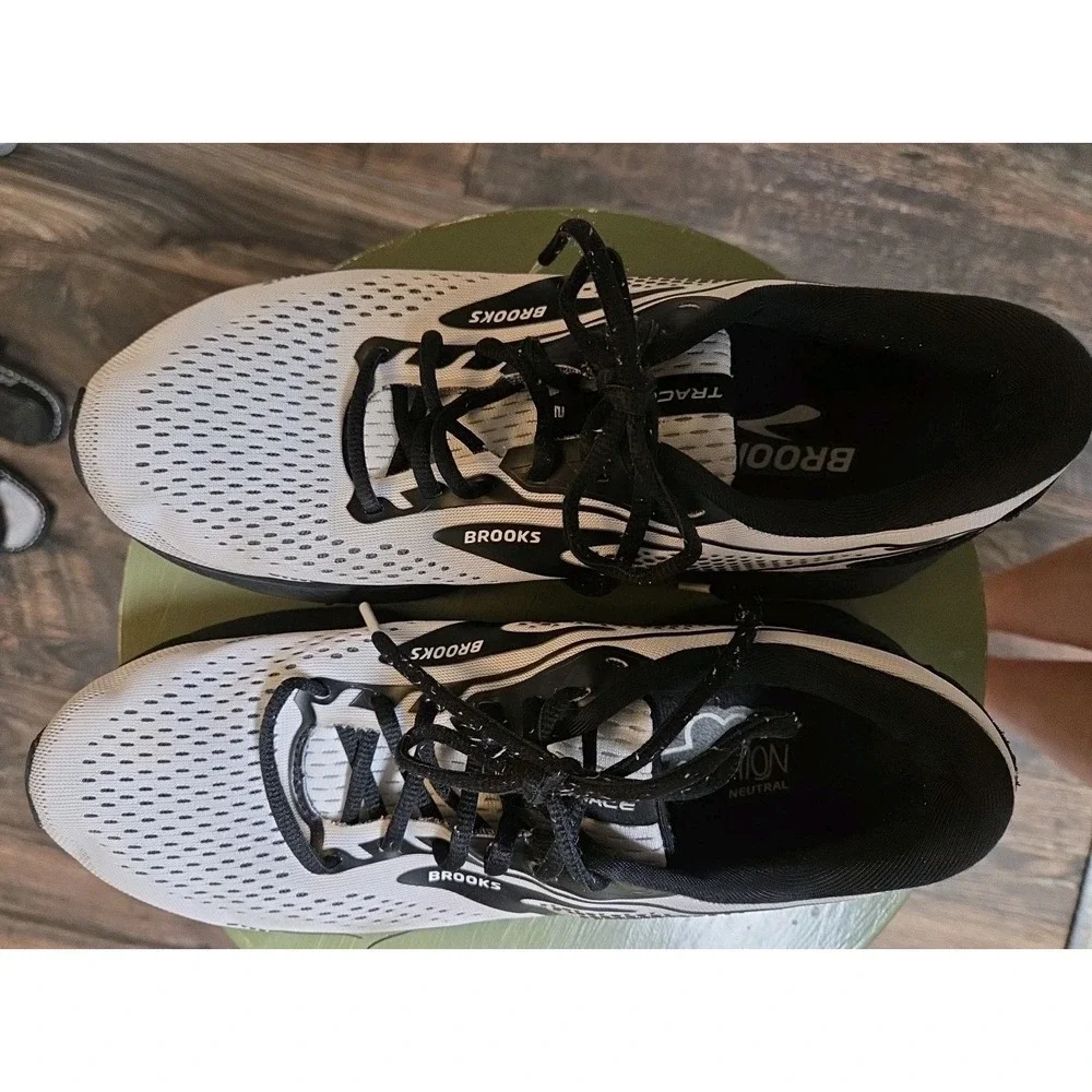 Brooks Men's Trace 2 Neutral Running Shoe White And Black Size 9.5 D EUR 43